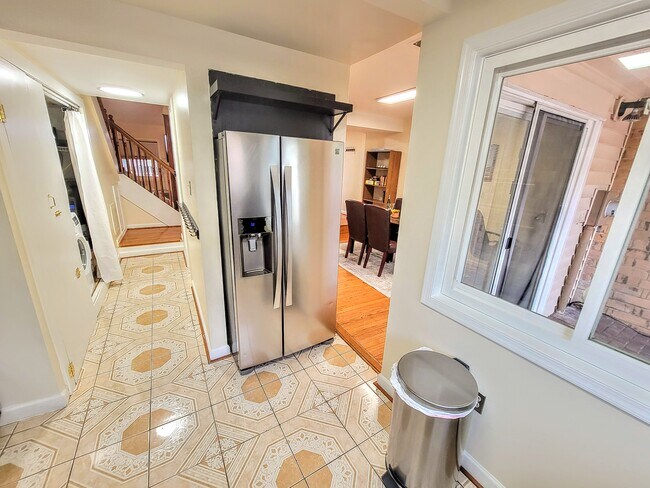 Photo - 2217 Saunders Dr