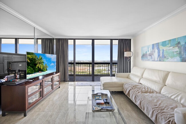 Photo - 2425 Presidential Way Unidad Ph2