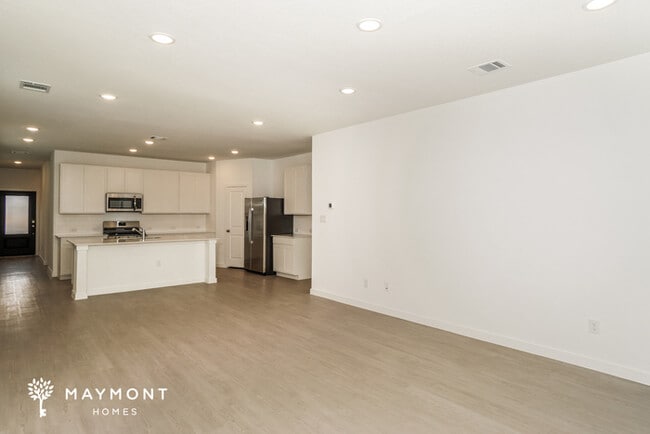 Photo - 4052 Shaw Tree