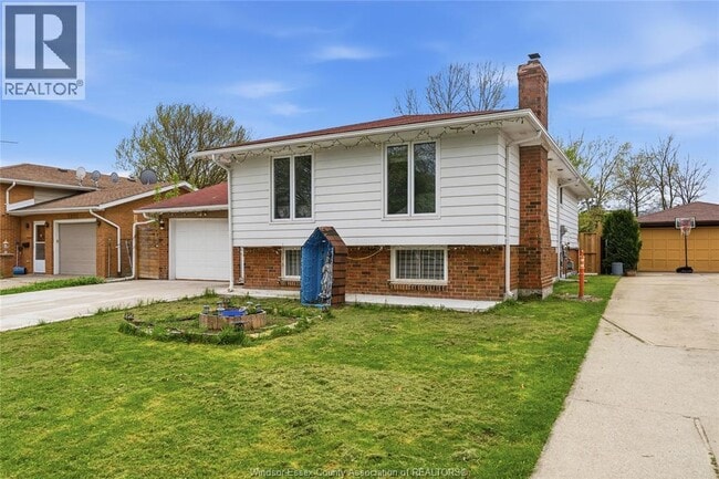 Photo - 2989 Regis Ave