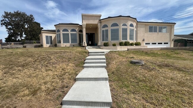 Building Photo - Coastal Living Awaits