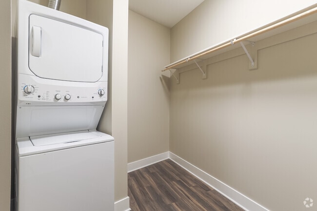 1BR, 1BA - 637SF