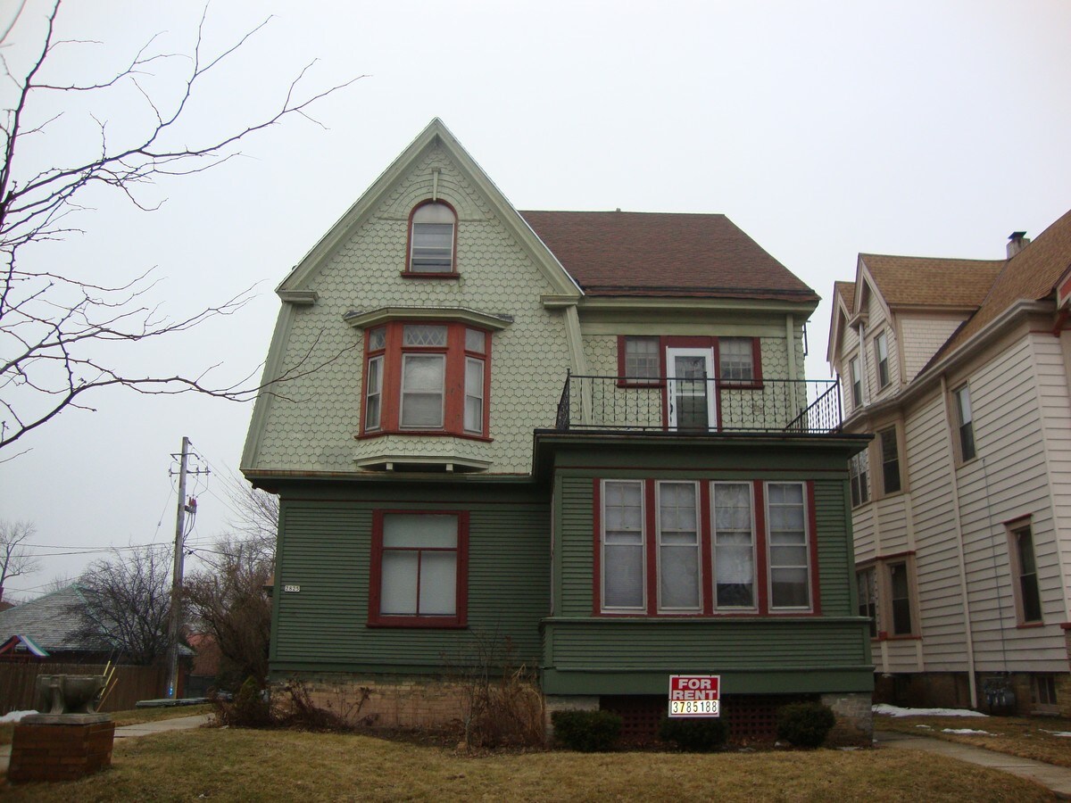 Primary Photo - 2825 N Downer Ave