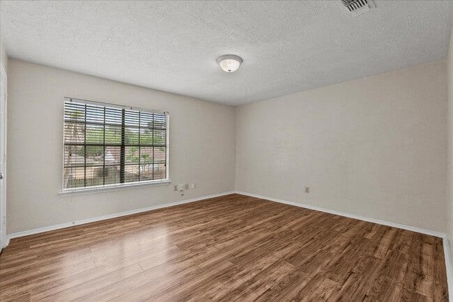 Photo - 430 Redway Ln