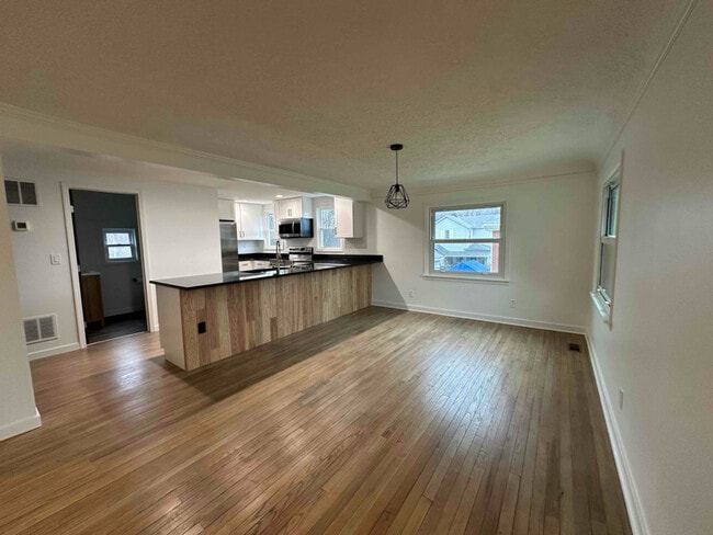 Photo - 499 Bridge St