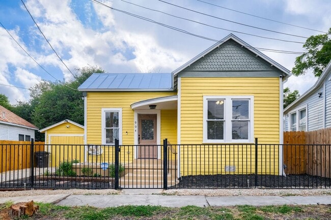 Building Photo - Beautifully Remodeled Dignowity Hills Home | Minutes to The Pearl, Downtown & Parks!