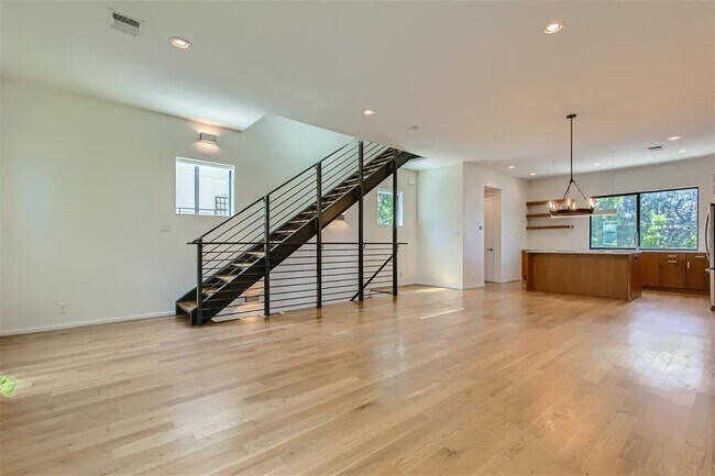 Photo - 707 Cardinal Ln Unidad L2
