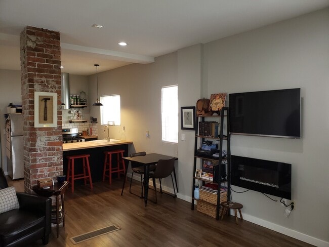 Photo - 642 N State St