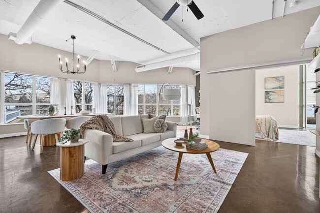 Building Photo - 66 Bay St S