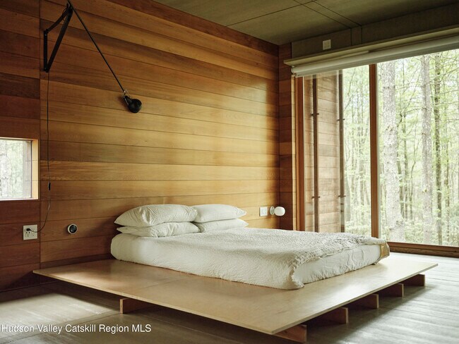 Photo - 2003 Queens Hwy