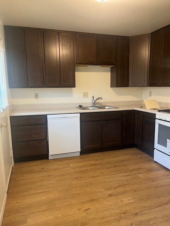 Photo - Large Three bedroom & 2 1/2 bath unit for rent for August move in!!
