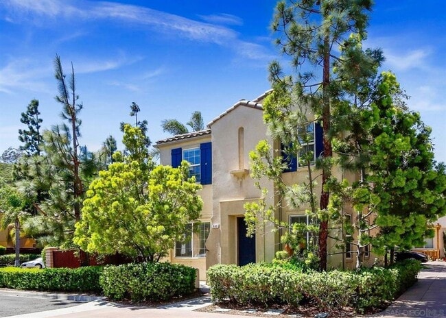 Building Photo - 3 BED 2.5 BATH in Crescent Court