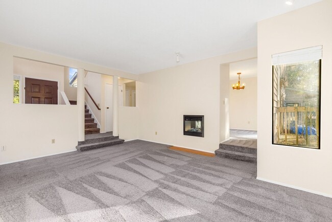 Building Photo - Redmond 3 Bedroom 1.5 Bath Duplex with attached garage! Reduced rental rate, ready for move-in!