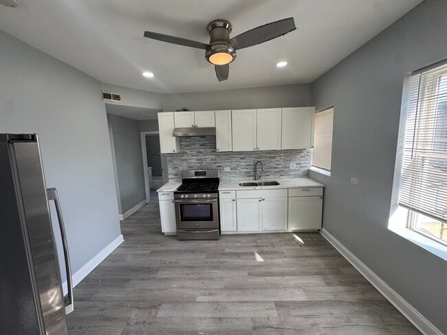 Building Photo - 843 E Marquette Rd Unit 1