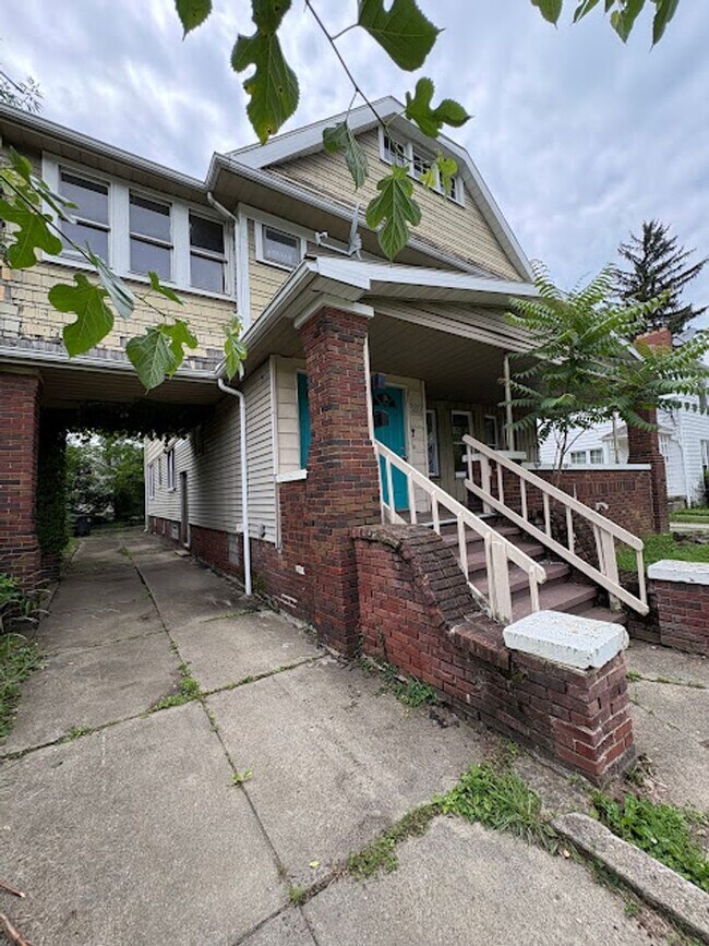 Photo - 3 Bedroom, 1 Bathroom Apartment Rent Ready!