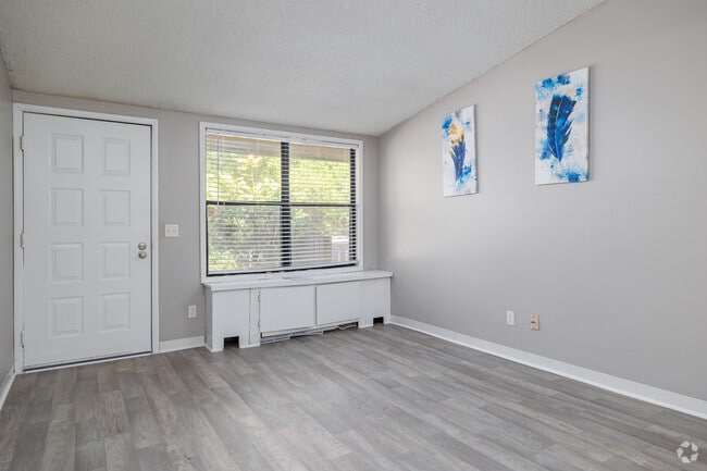1BR, 1BA - 576SF - Open Floorplan - Living Room