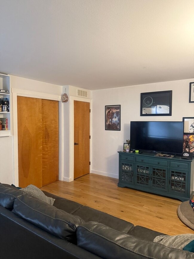 Photo - Ground Level Ponds Studio - Partially Furn...