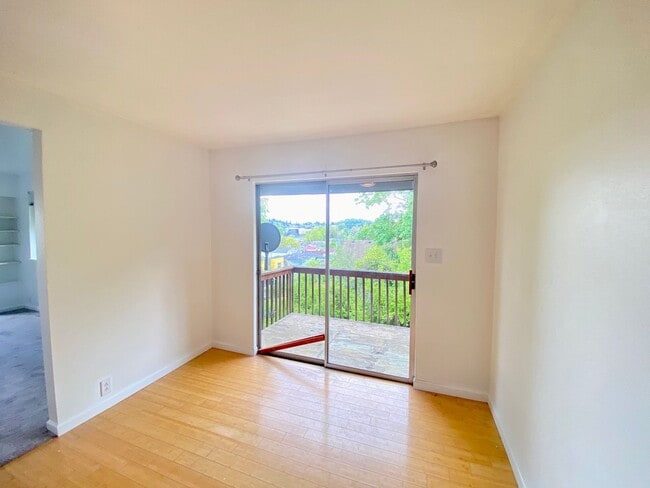 Photo - Letitia Ave S. (4051) Unit B