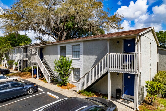 7402 Heritage Hills Dr Tampa, FL 33637-5747
