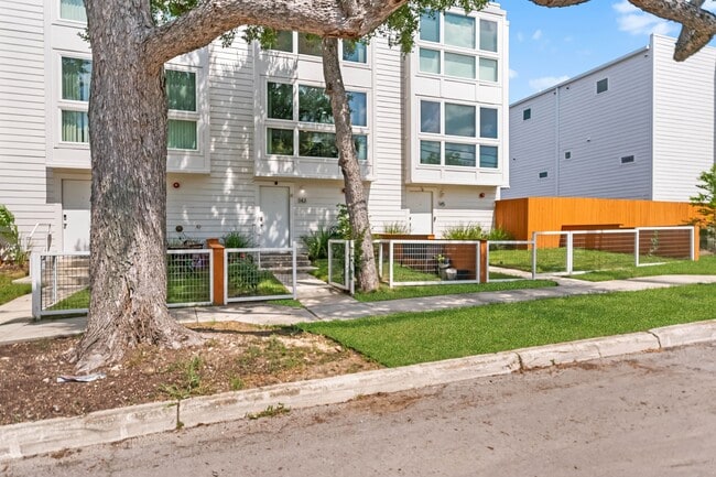 Photo - 143 Catalpa Ave Townhome