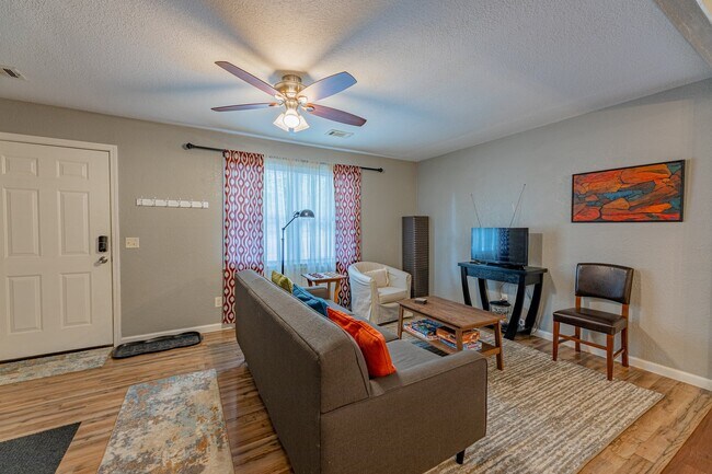 Photo - 19 Evesham Ln