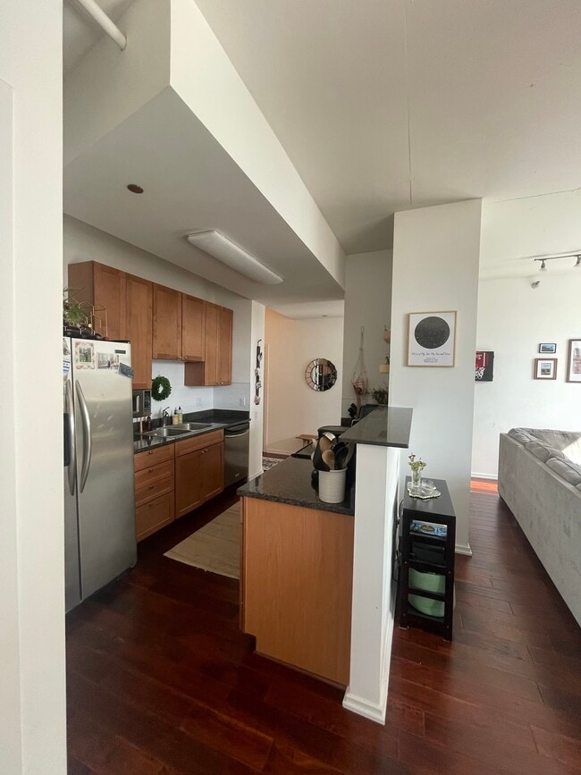 open layout with small divider between kitchen and living area - 1000 W Leland Ave Unit 4E