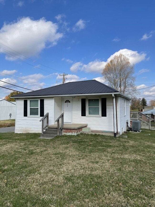 Building Photo - 4 Bedroom Two-Story Home with Large Yard, Lawn Care Included