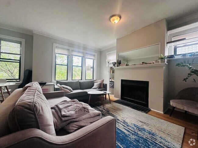 Building Photo - 2 bedroom in Chicago IL 60657 Unit W3 Rental
