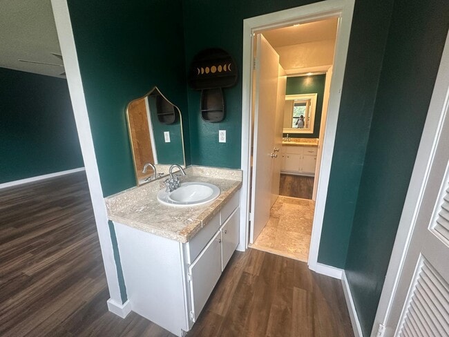 Photo - 8191 Trafalgar Sq