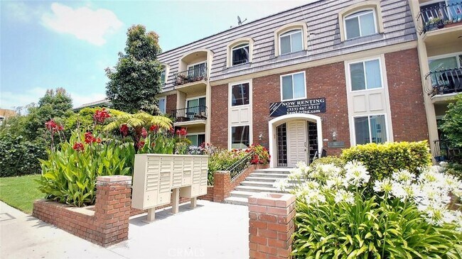 Building Photo - 1730 N Gramercy Pl Unit 203-203 Rental