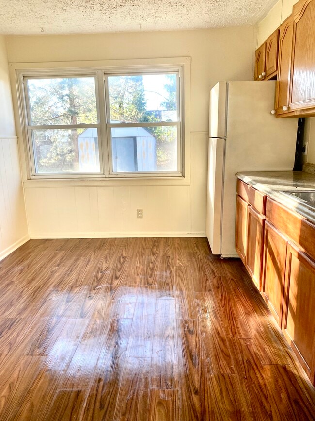 Kitchen - 32620 Montcalm St Unit 32620