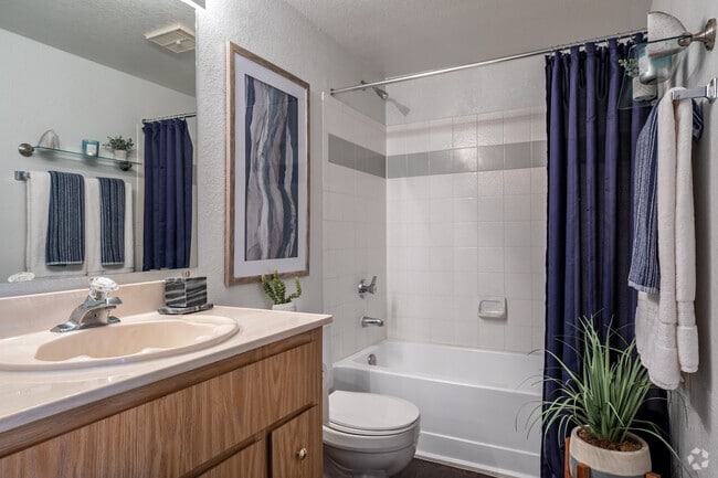1 BR, 1 BA - 825 SF