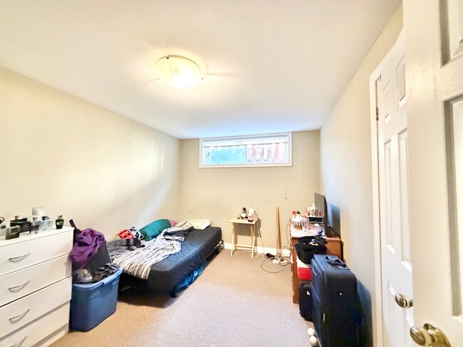 Photo - 6 BED - 2 BATH - LONDON - FULL HOUSE - STUDENT RENTAL ONLY
