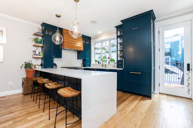 Building Photo - 452 W 4th St Unit 1 Rental