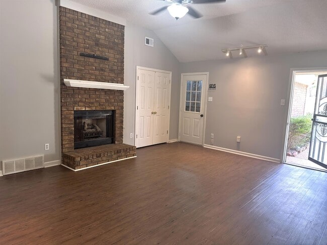 2806 Maryland Cir E
