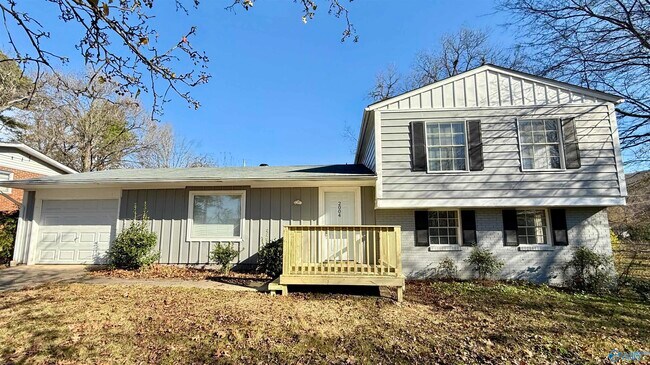 Building Photo - 2004 Chambers Dr NE