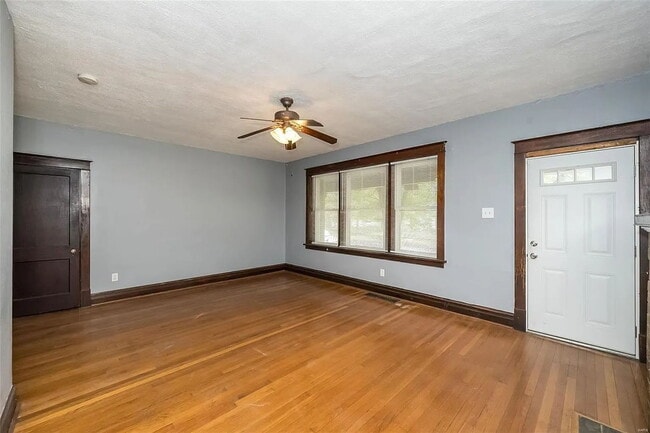 Photo - "Charming 2-Bed Duplex Retreat on Pennsylvania Ave – Spacious 1170 Sq Ft in Vibrant St. Louis!"