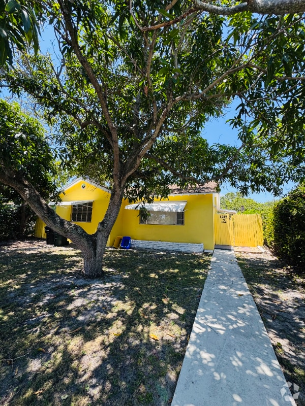 Building Photo - 1215 C St Rental