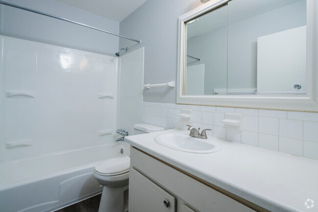 2BR, 1.5BA - 930SF - Philadelphia - Bathroom