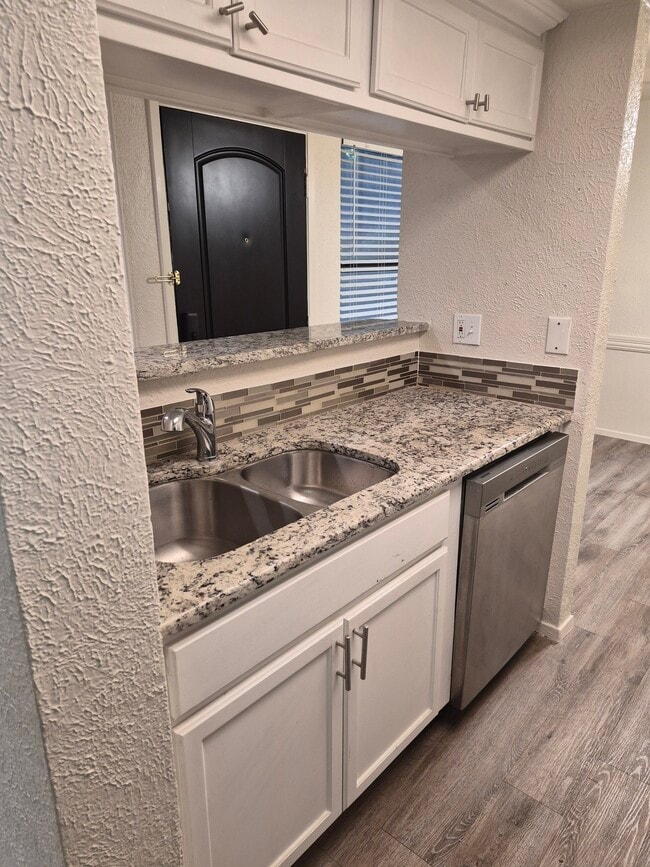 Building Photo - 9170 Forest Ln Unit 112