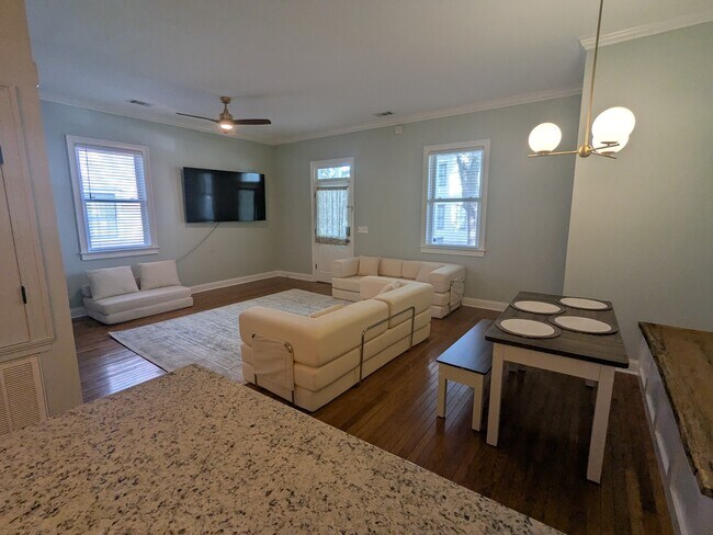 Photo - 305 E Henry St