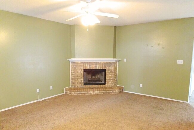 Photo - Beautiful House Located A Few Blocks From Elementary & Close Access To S.Loop 289 & Interstate!