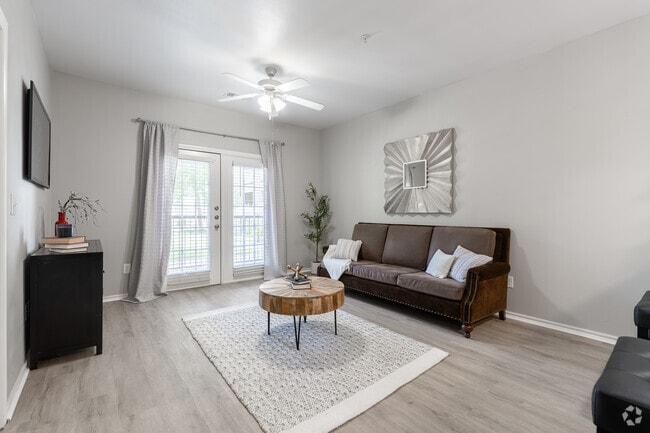 1BR, 1BA - 746SF - Living Room