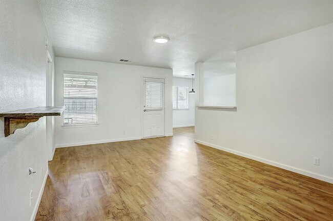 Photo - 207 Tolcarne Dr