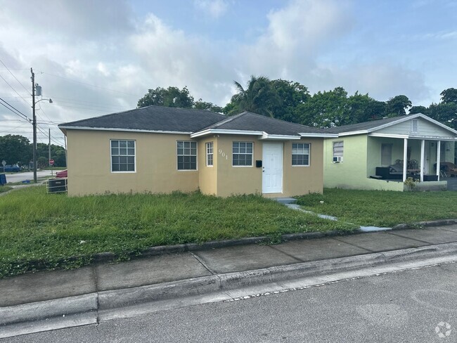 Building Photo - 3/2 with a big patio and driveway Rental