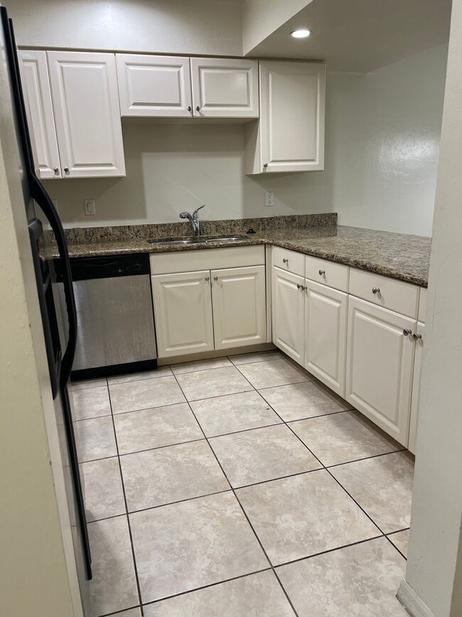 Building Photo - spacious townhouse.2 Bedrooms with 2-1/2 bathrooms Unit 4