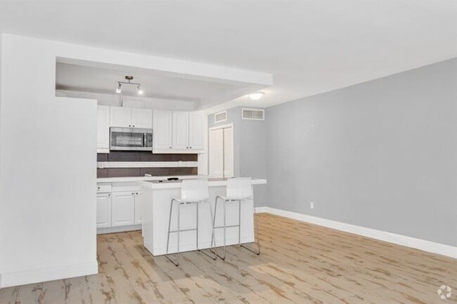 Building Photo - 2455 NE 51st St Unit 203 E Rental