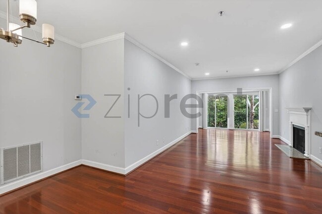 Building Photo - 2921 Lenox Rd NE