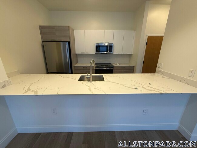 Building Photo - 1079 Commonwealth Ave Rental