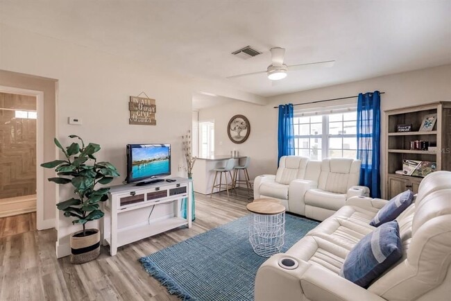 Photo - 688 Constance Rd